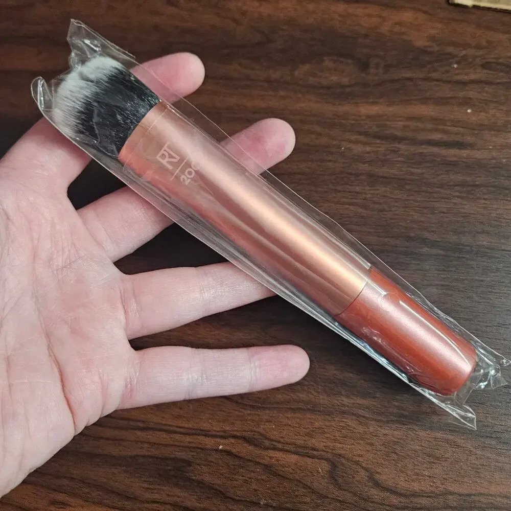 RT REAL TECHNIQUES Expert Foundation Brush 200 ~ NEW